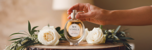 femme-applique-parfum-vanille-poignet-elegance