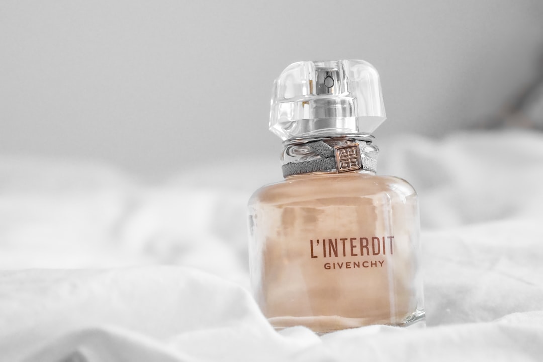 Identification d'une contrefaçon de parfum - Différences entre vrai et faux