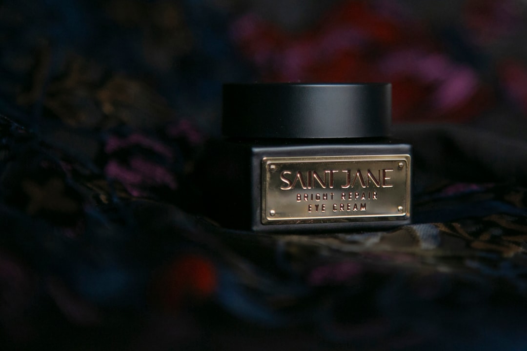 Parfums de synthèse : arnaque beauté ou chimie innovante