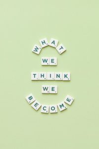 Motivational quote disposée avec des lettres sur un fond vert clair