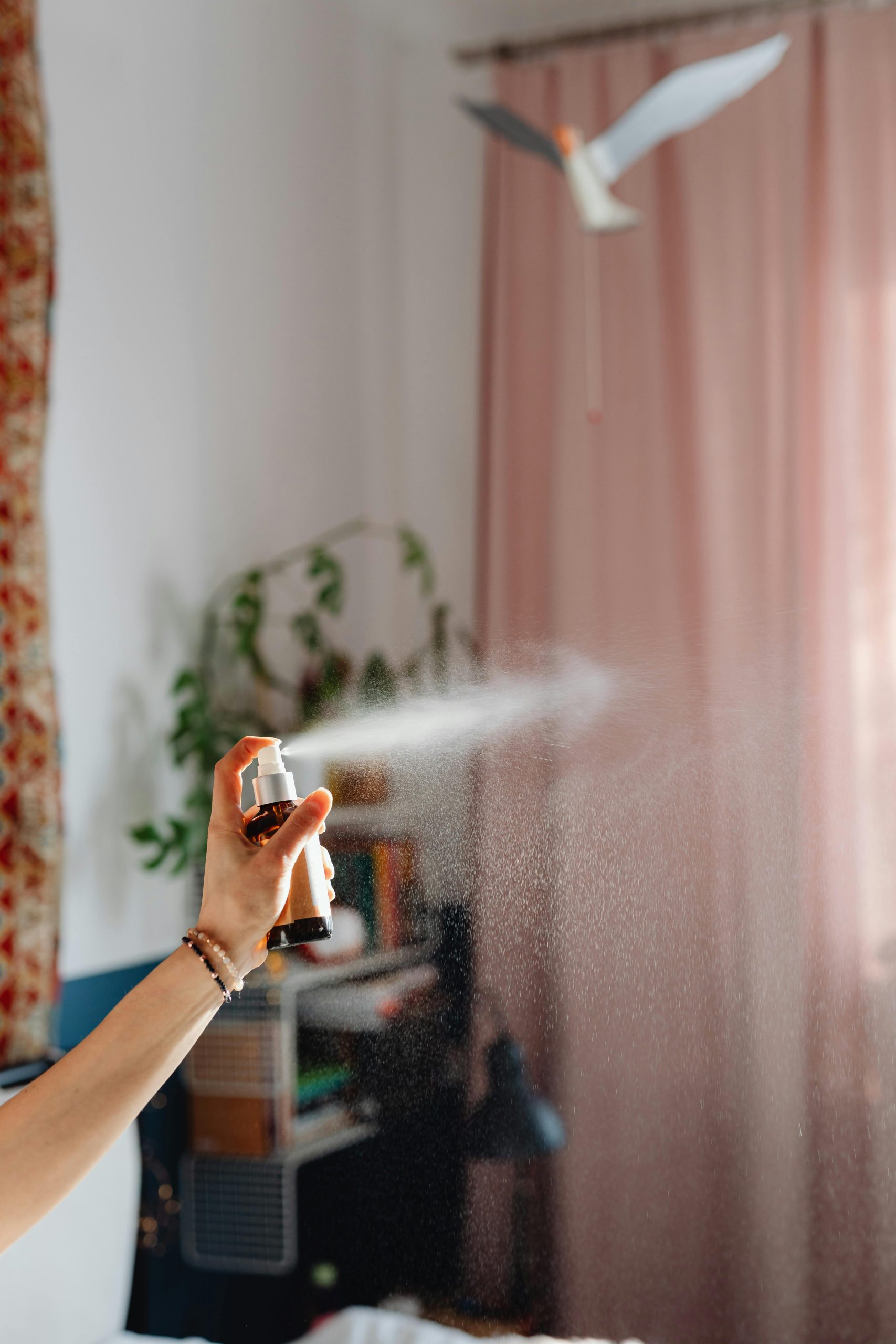 Comment choisir et appliquer un parfum capillaire durable