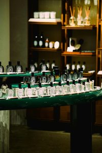 An arrangement élégant de flacons de parfum dans une boutique à Shanghai, en Chine. Ambiance sophistiquée avec un éclairage sélectif.