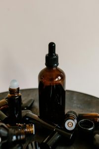 Bouteilles en verre foncé avec pipettes pour huiles essentielles, idéales pour l'aromathérapie et le bien-être.