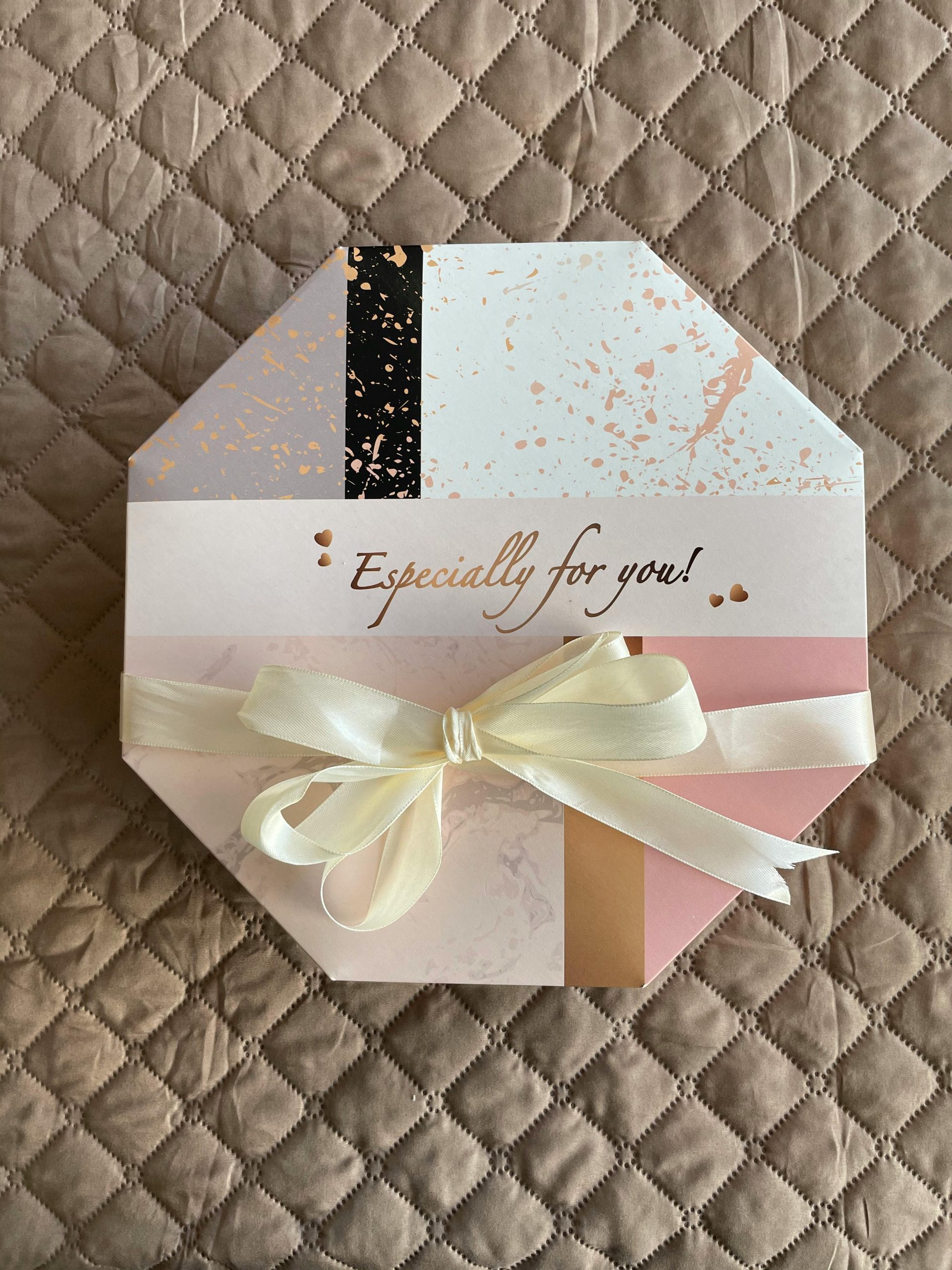 Détail du coffret Amor Amor avec accessoires