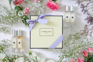 Beautiful Jo Malone perfumes avec des roses roses et un délicat arrangement floral de gypsophile. Parfums Jo Malone magnifiques avec des roses roses et une délicate composition florale de gypsophile.