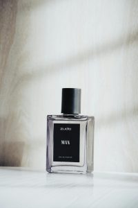 Close-up of a luxury perfume bottle in soft natural light. Gros plan d'un flacon de parfum de luxe à la lumière naturelle douce.