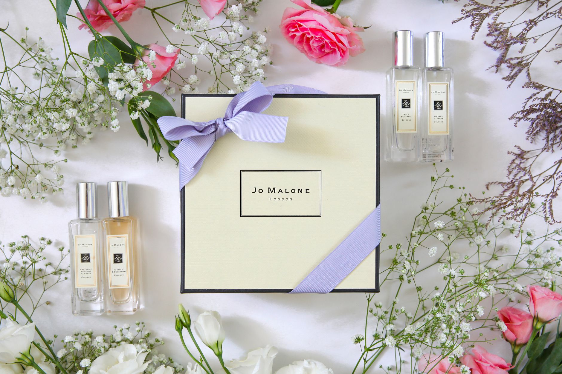 Composition florale avec flacon de parfum