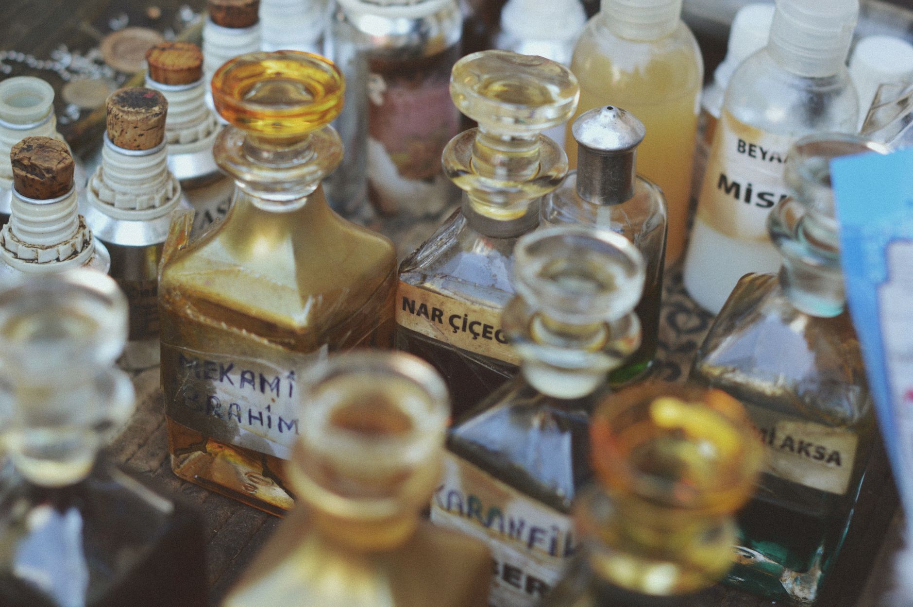 Rangée de flacons de parfum sur une étagère