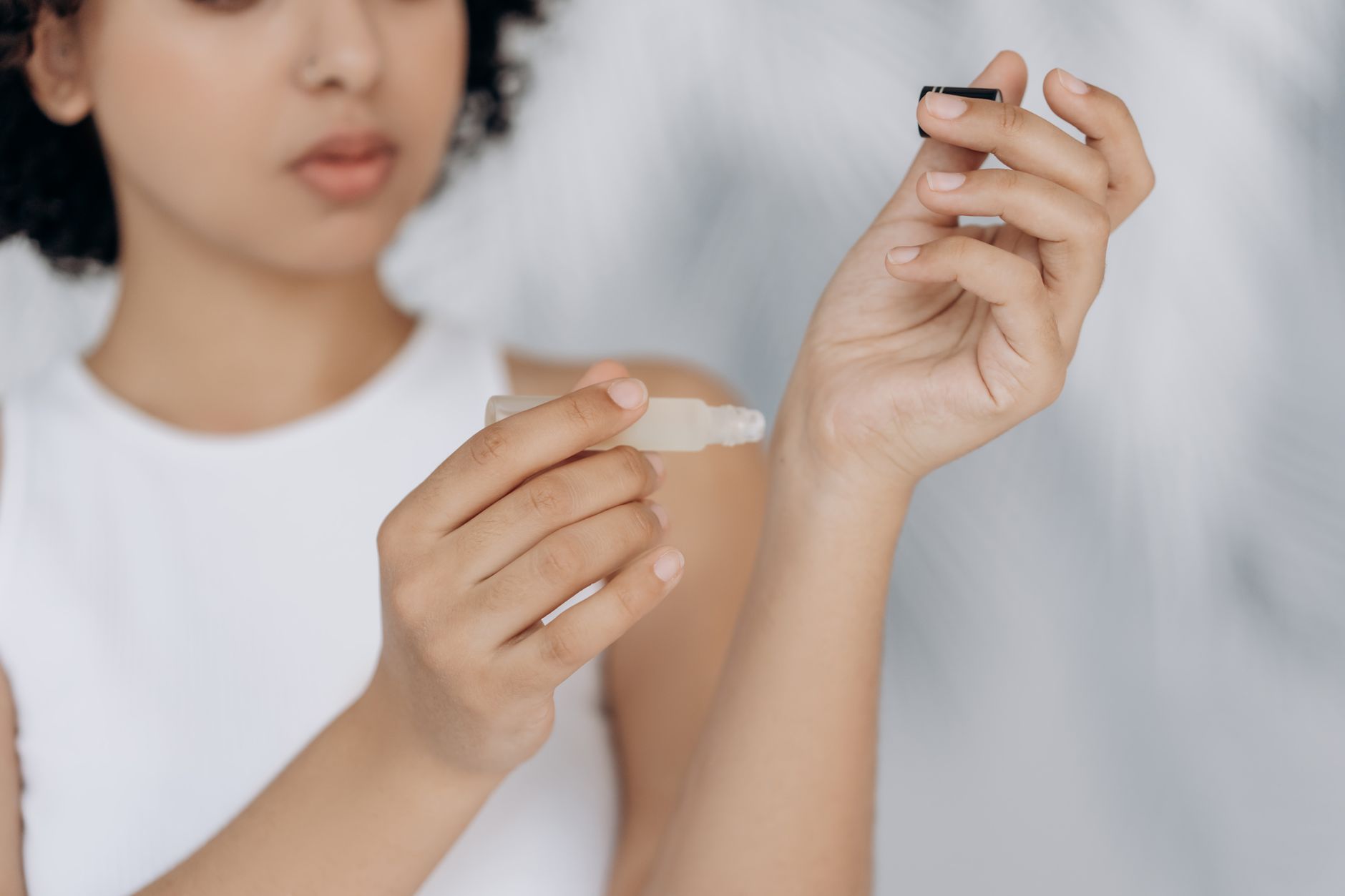 Application de parfum au poignet