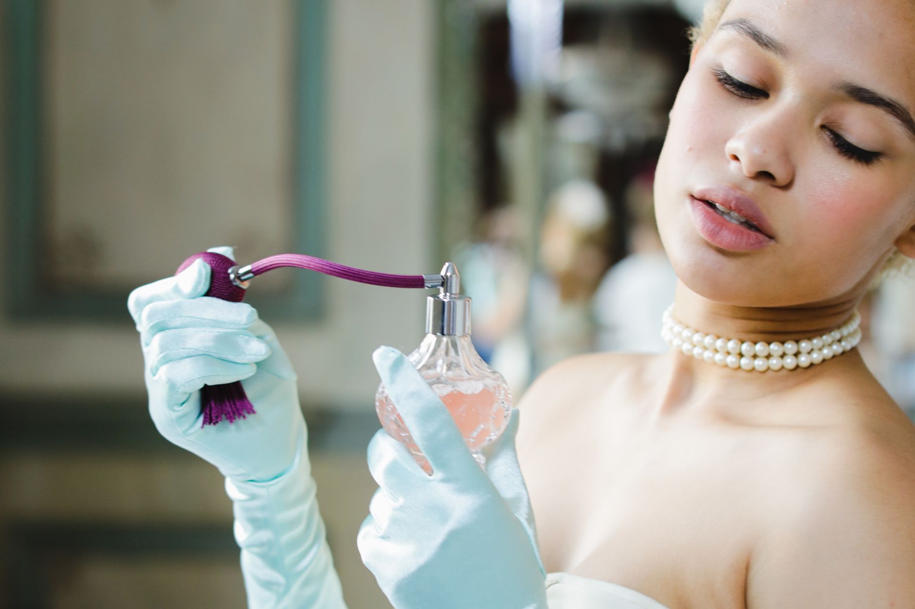 Femme élégante appliquant son parfum