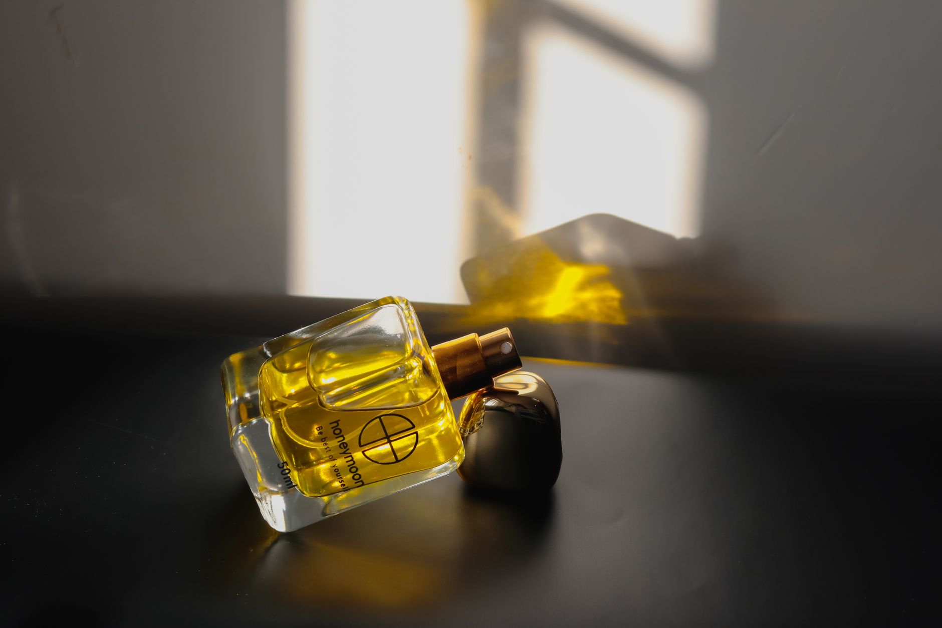Flacon de parfum lumineux sur fond sombre