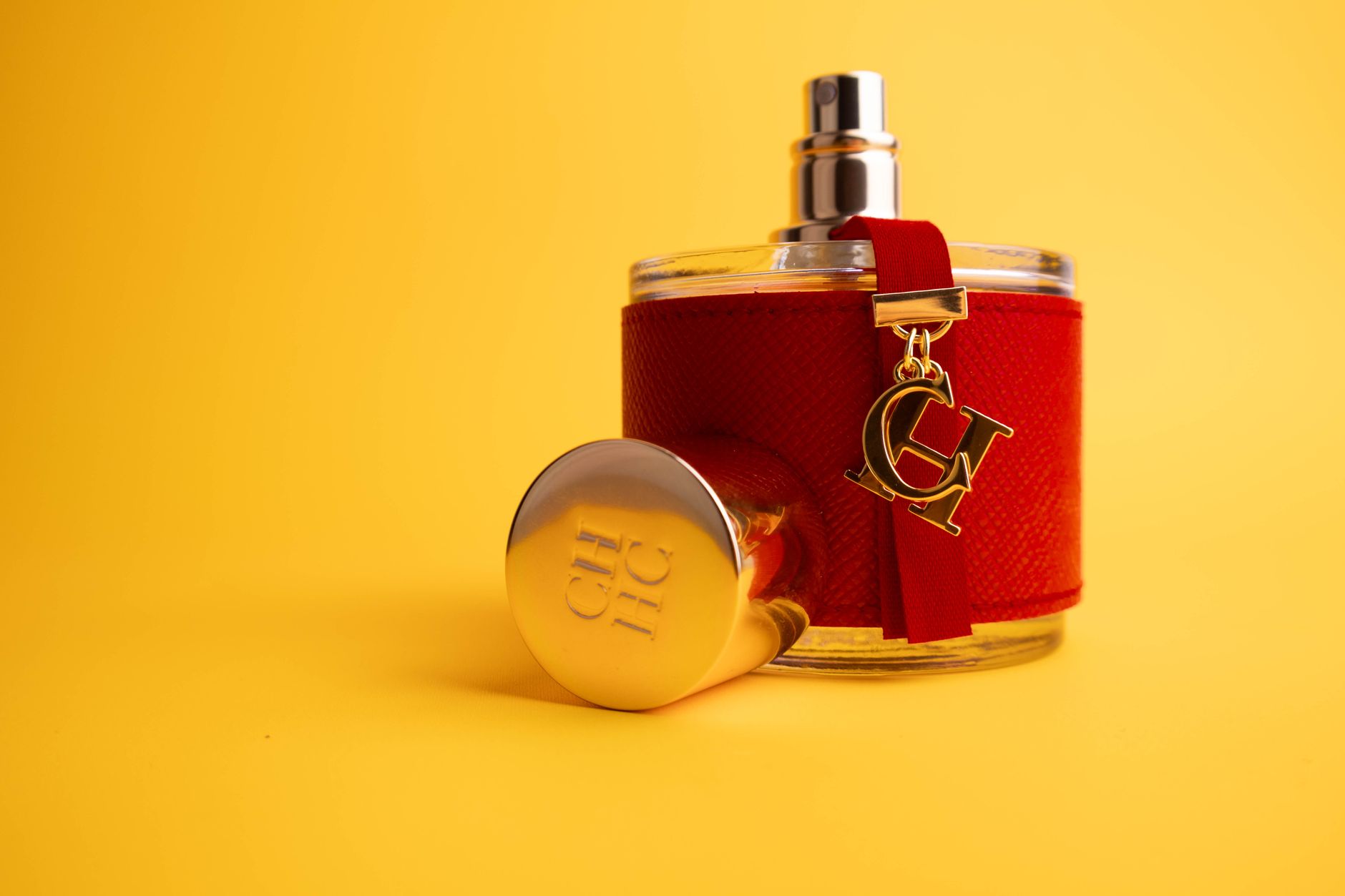 Flacon de parfum rouge et or type CH
