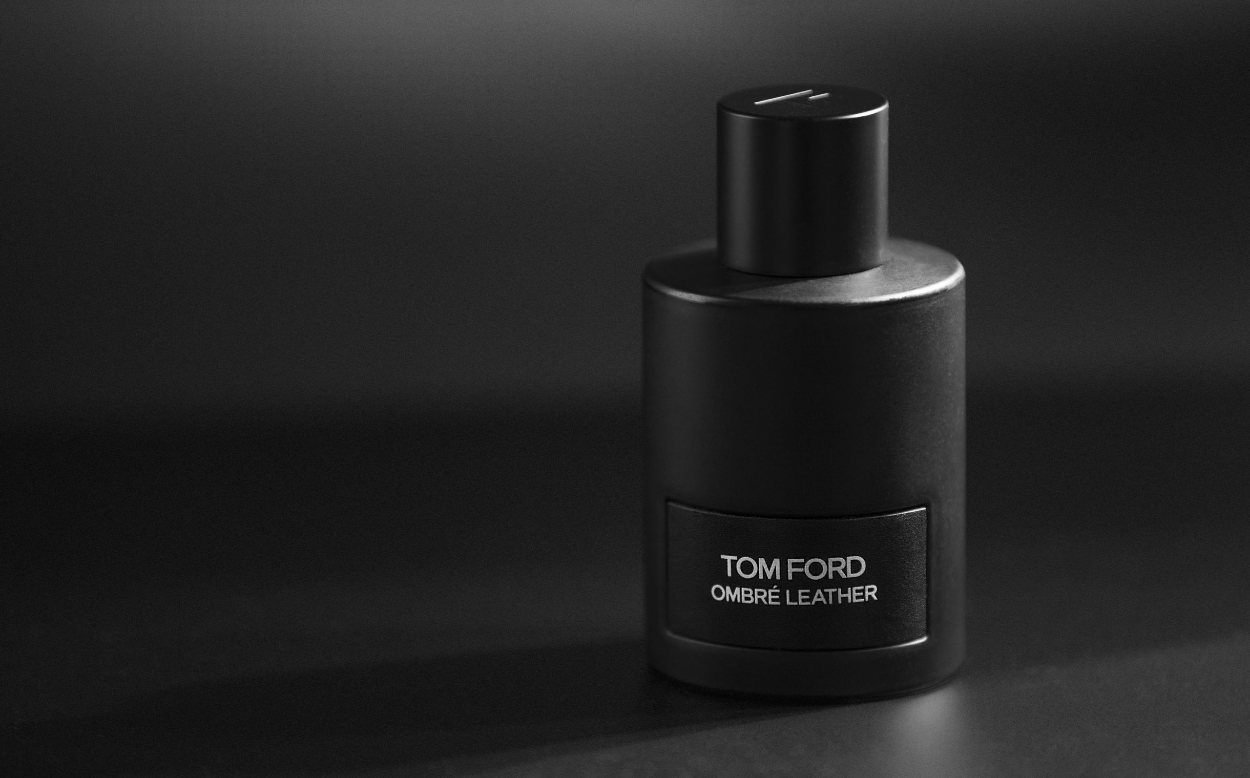 Détail d’un flacon de parfum sombre en gros plan