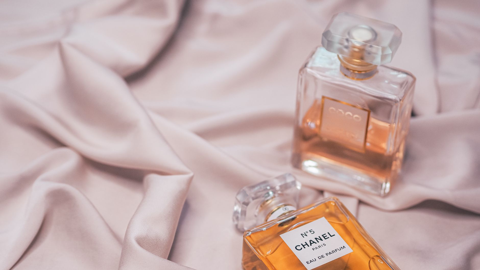 Flacons Chanel Coco et No5 sur satin