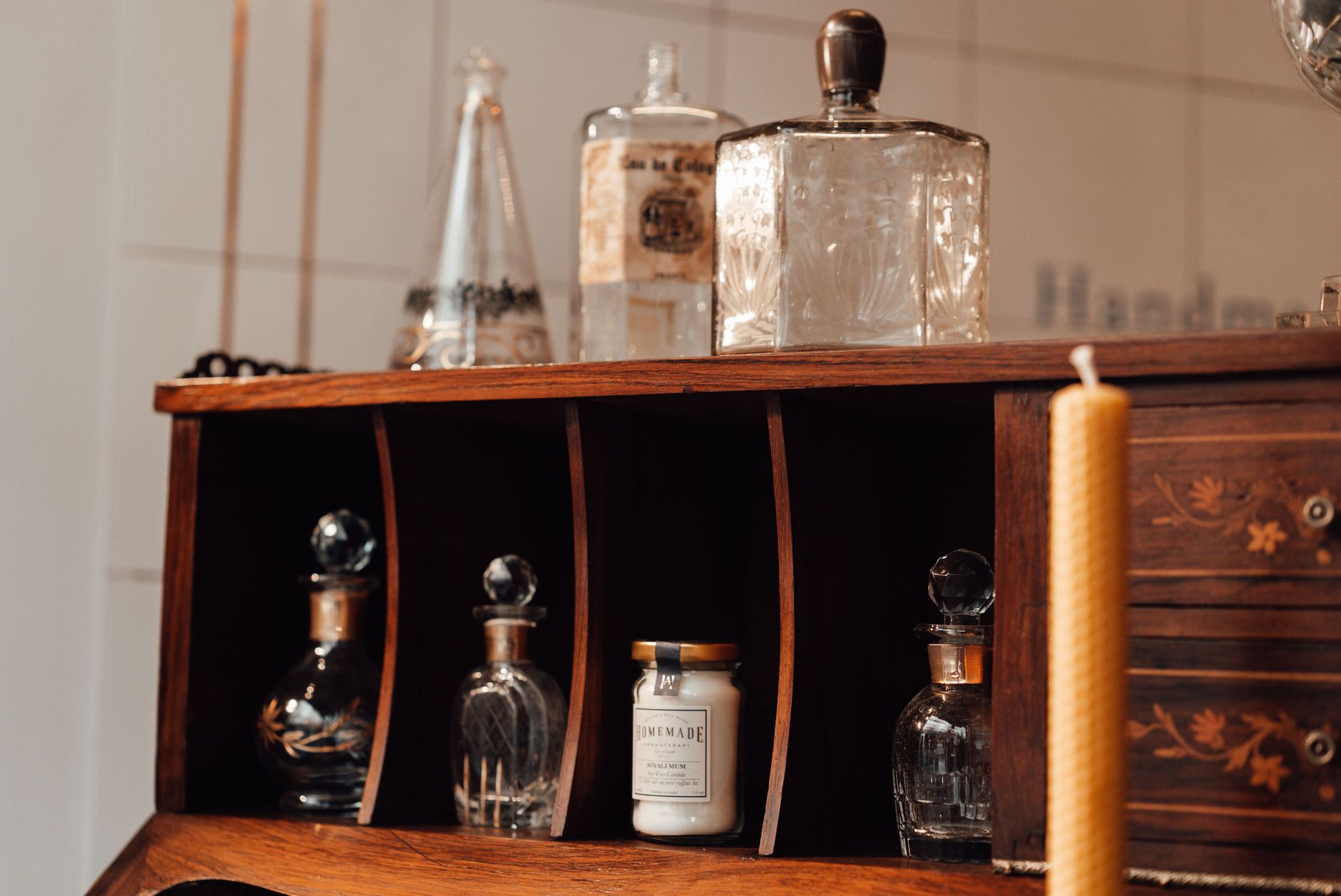 Flacons de parfum alignés sur une étagère en bois