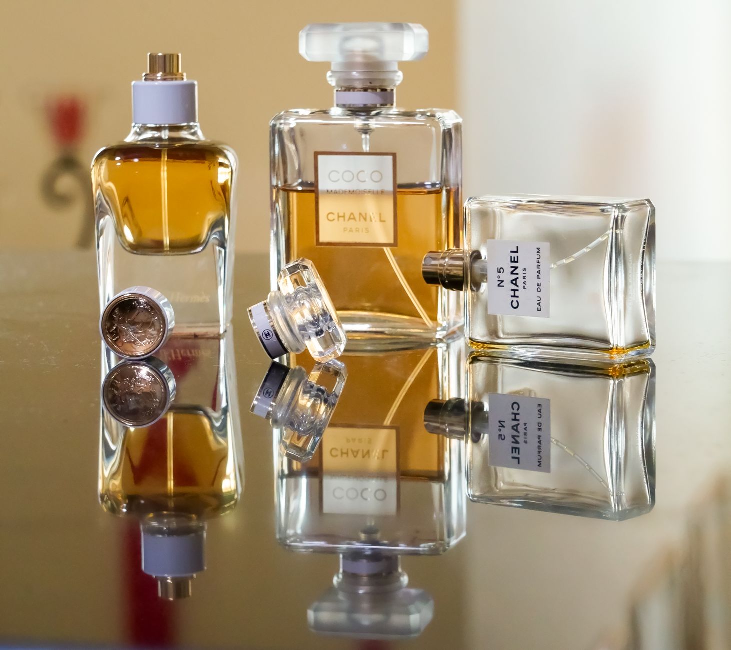 Flacons de parfum aux reflets dorés