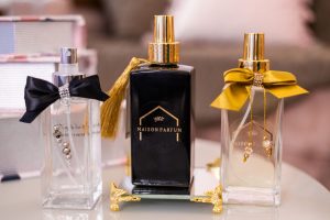 Flacons de parfum elegants sur presentoir