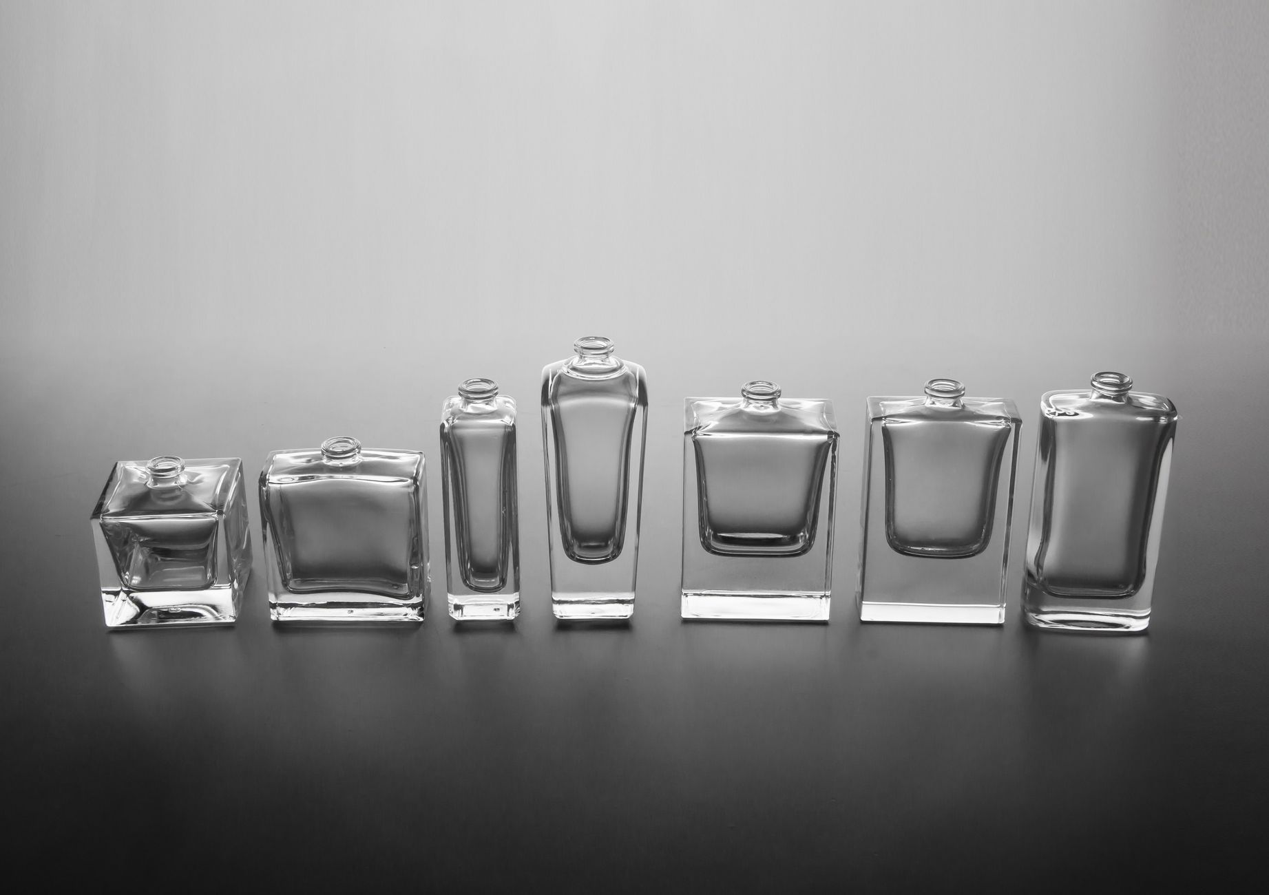 Flacons de parfum vides sur fond neutre