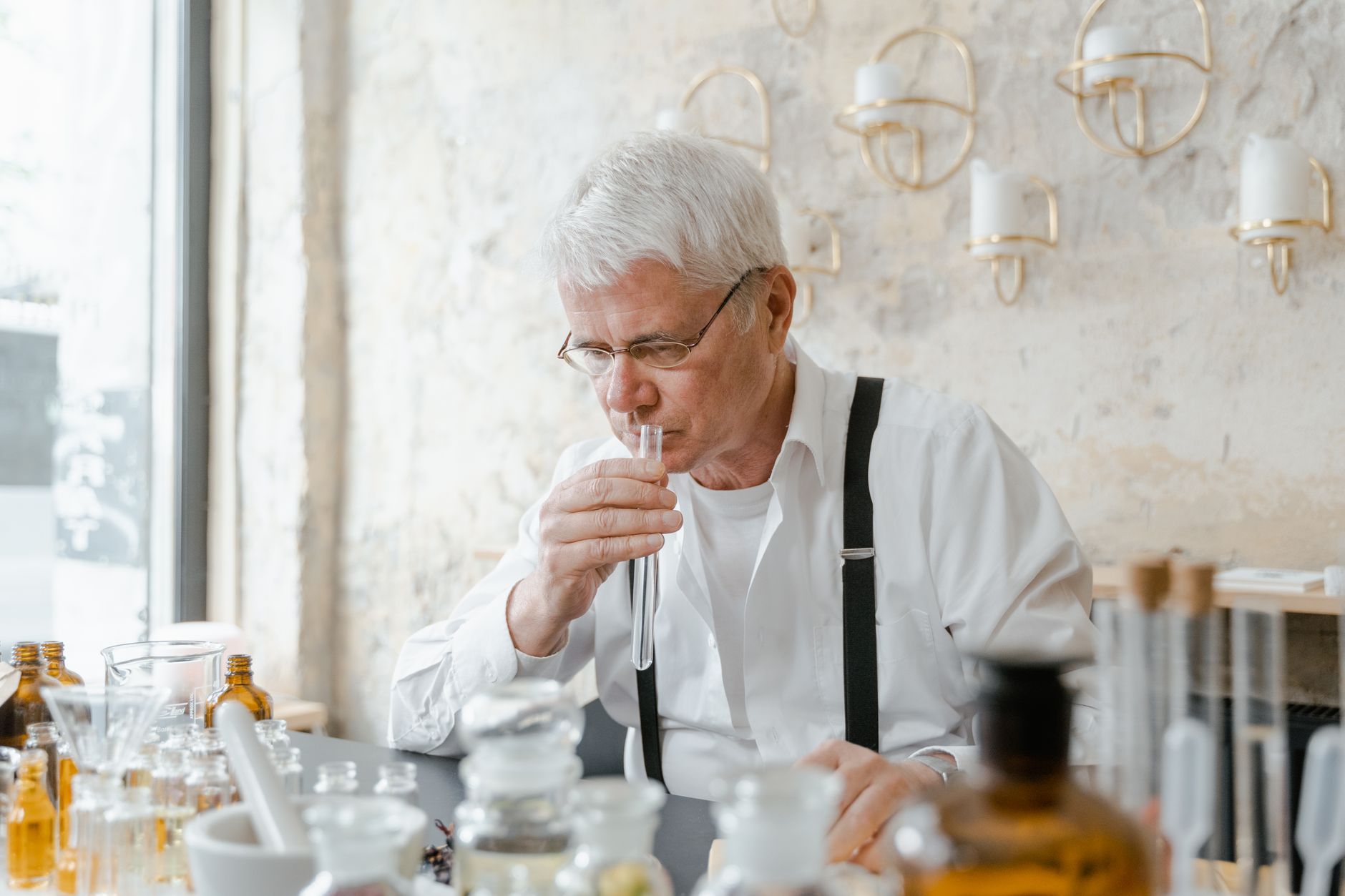 Nez évaluant une matière première en laboratoire