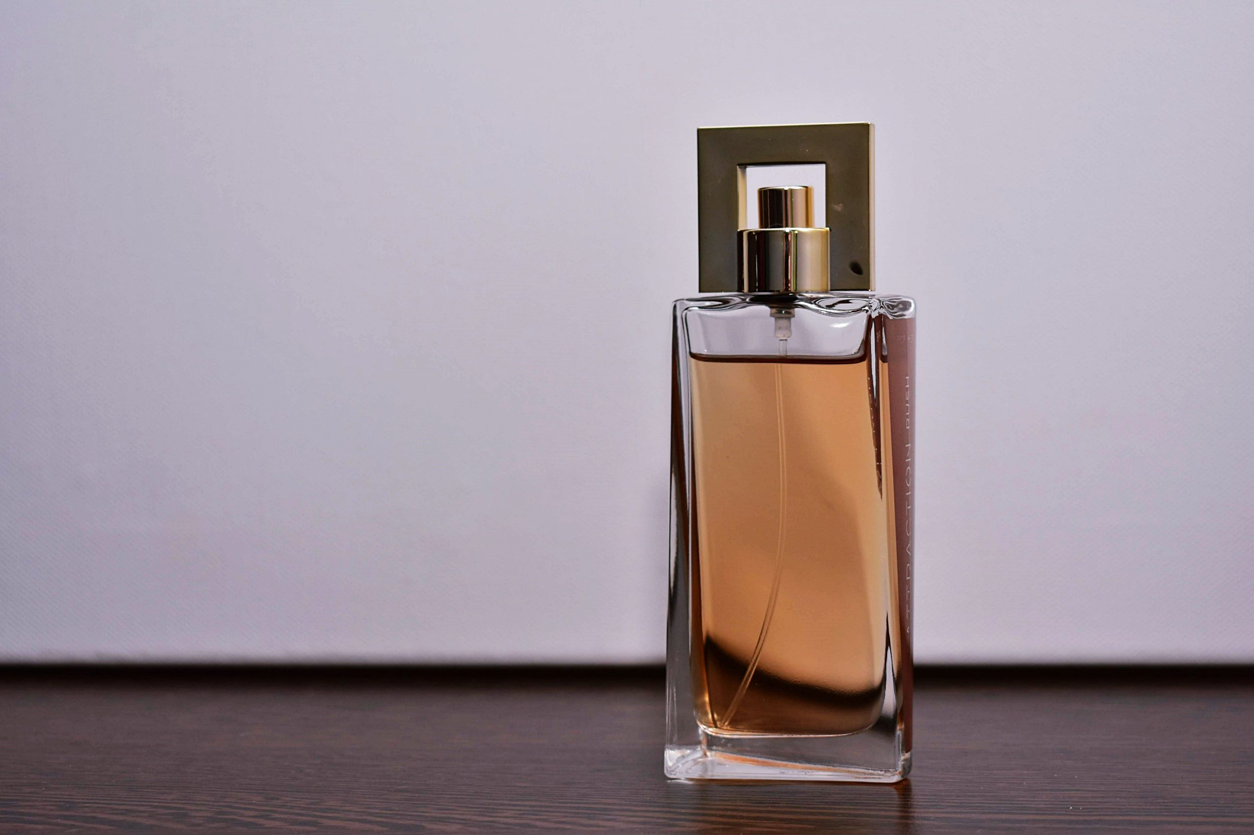 Flacon de parfum transparent sur bois