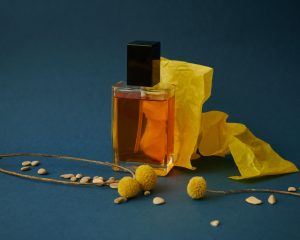 Flacon de parfum elegant entoure de fleurs