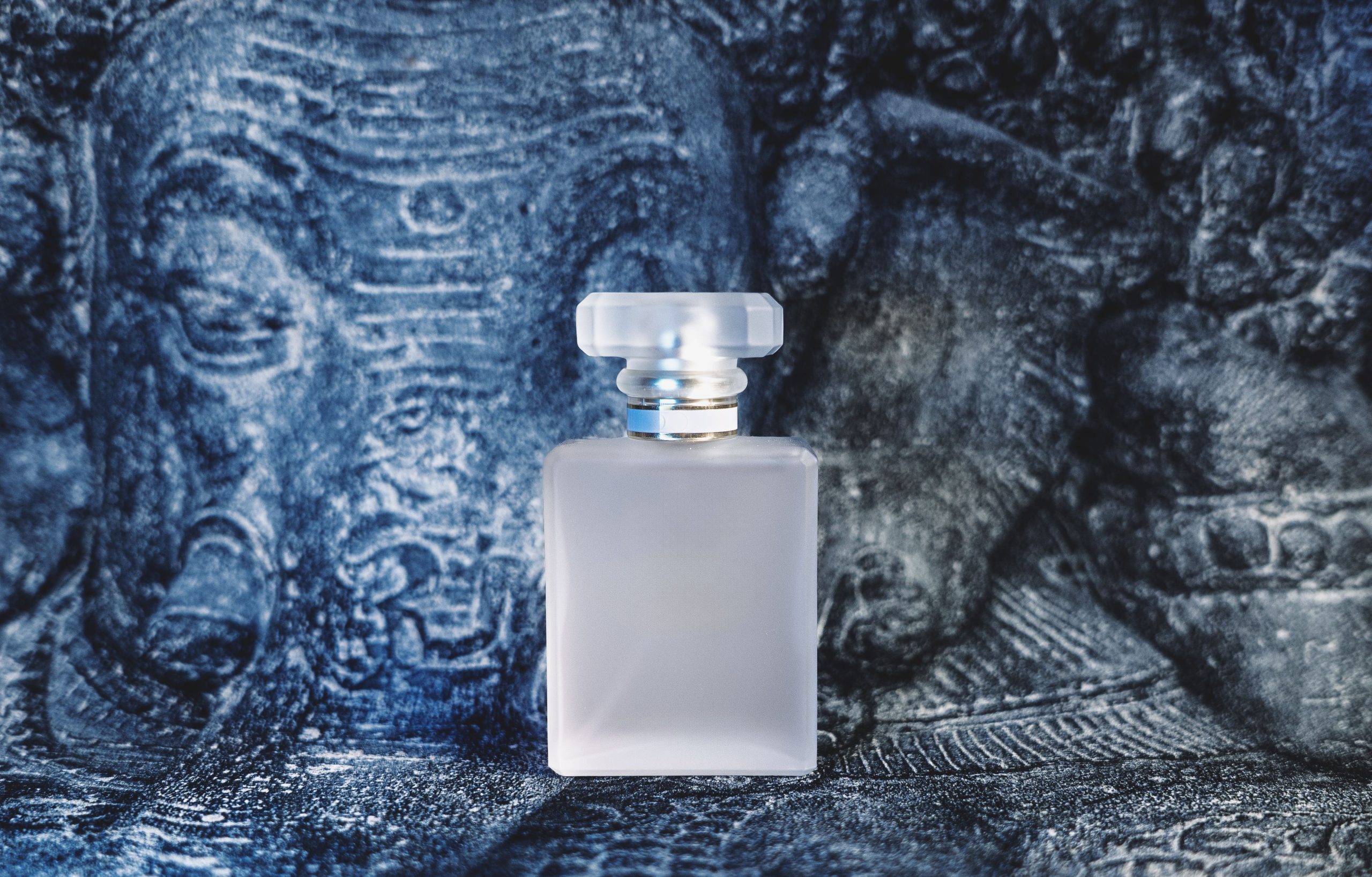 Flacon de parfum givre pres d une sculpture