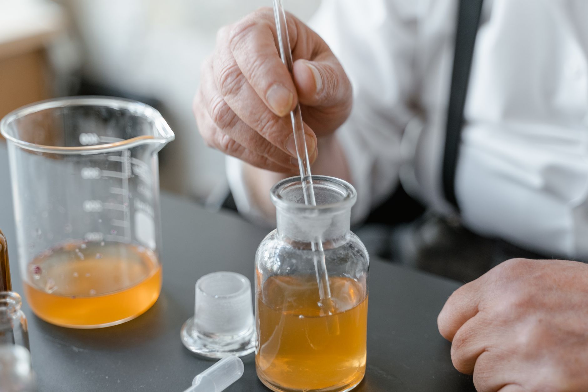 Parfumeur en plein essai olfactif