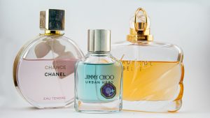 Flacons de parfum de createurs alignes elegamment