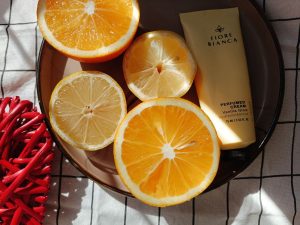 Agrumes tranchés et crème parfumée sur une nappe à carreaux