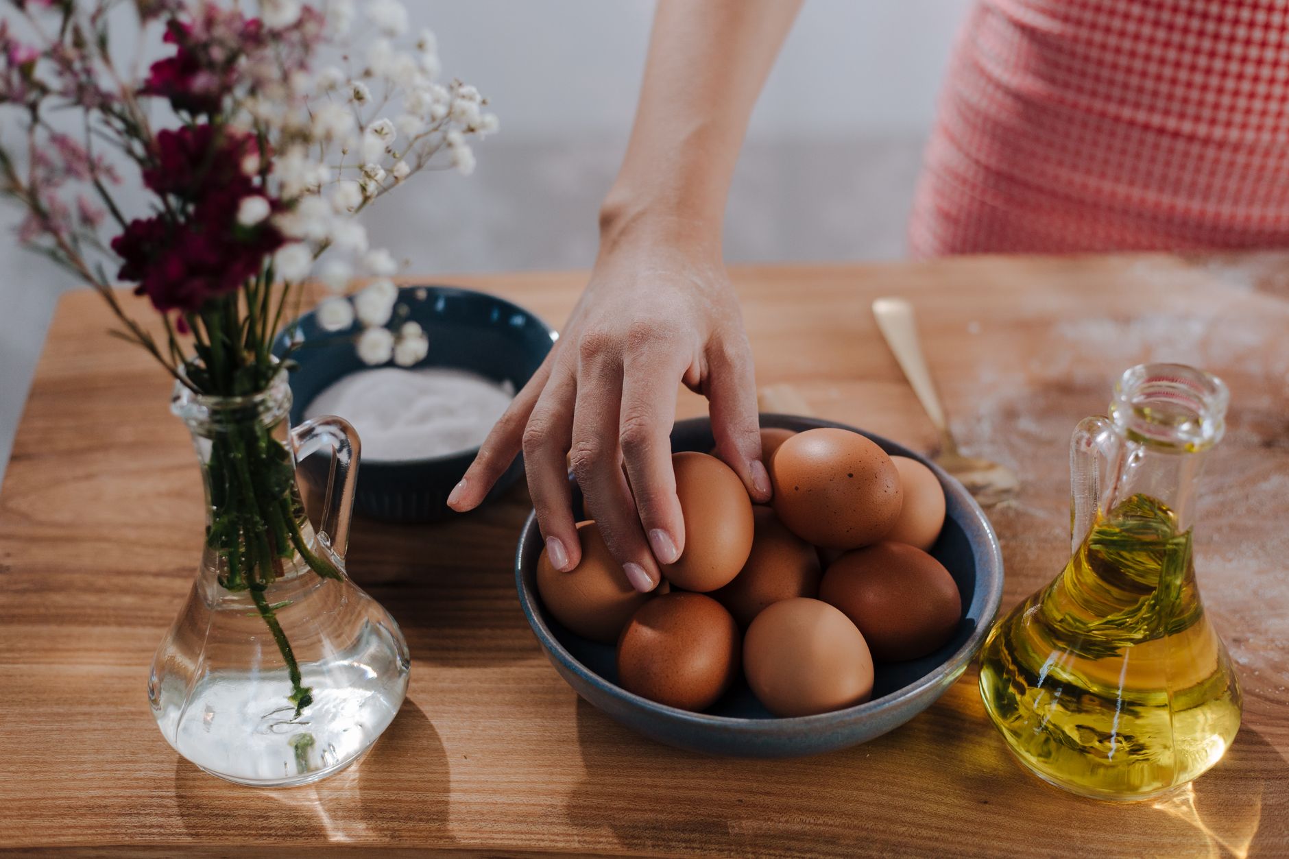Oeufs et ingrédients posés sur une table en bois