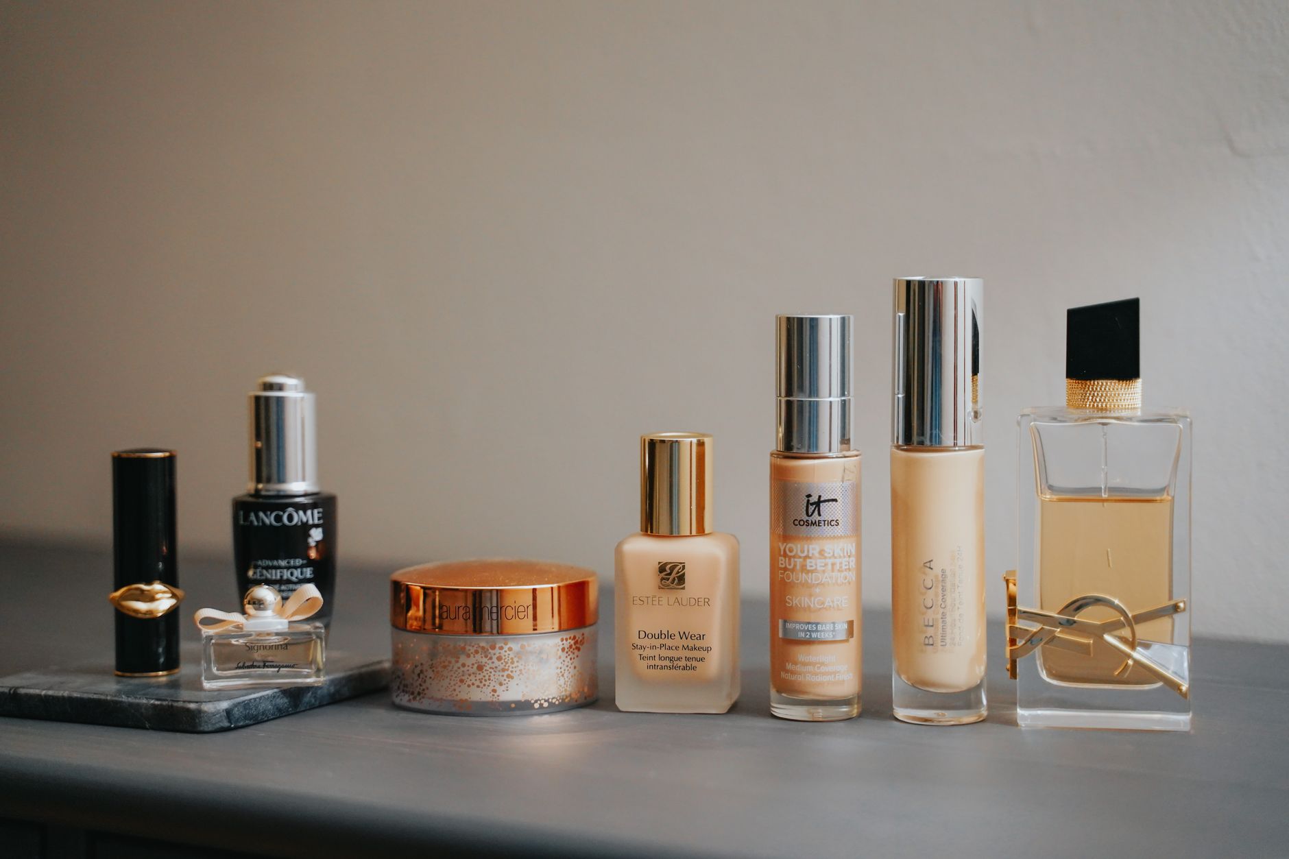 Parfum et produits de beauté sur une coiffeuse