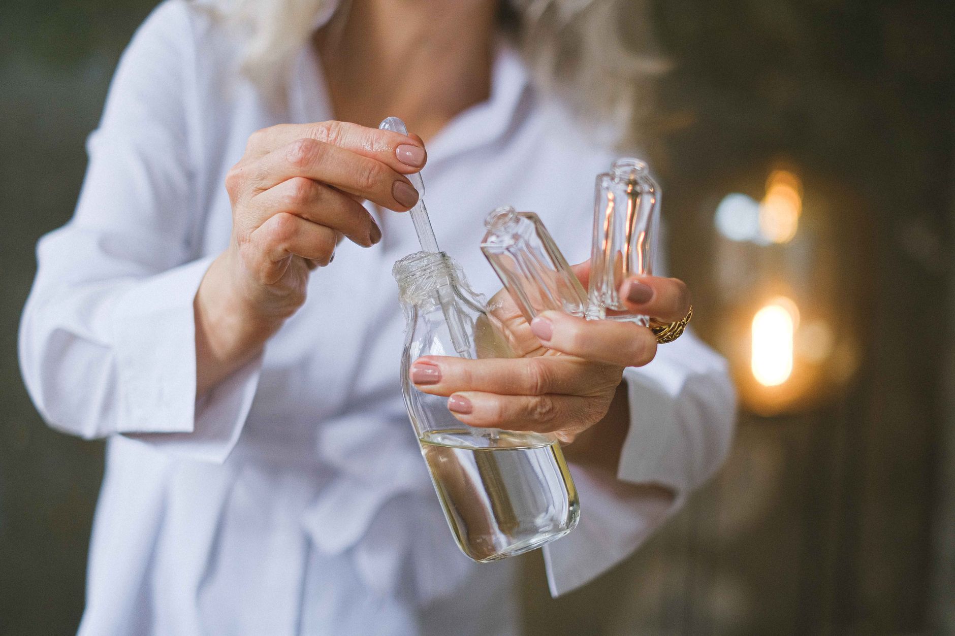 Compte-gouttes au-dessus de flacons en verre