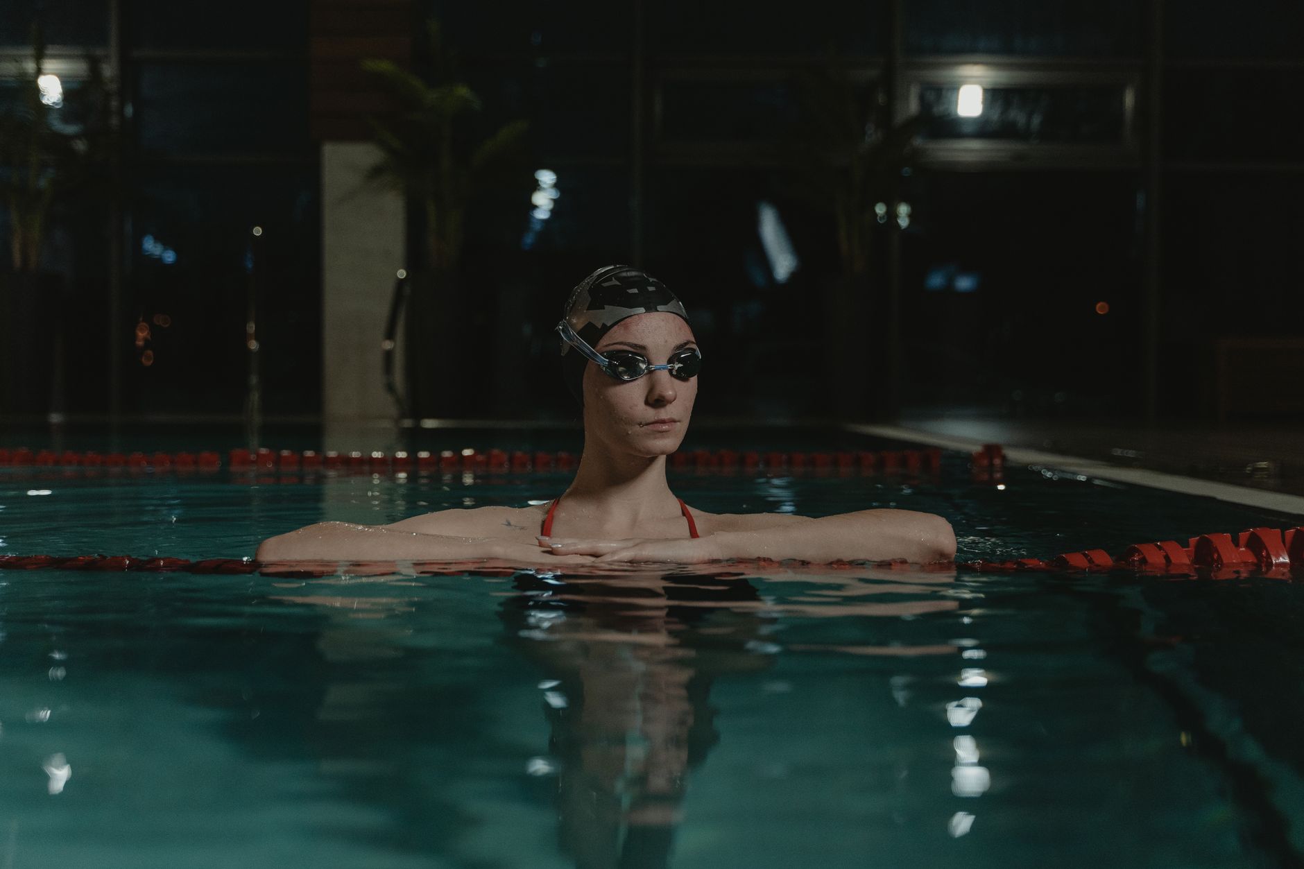 Femme en tenue de natation à l’entraînement