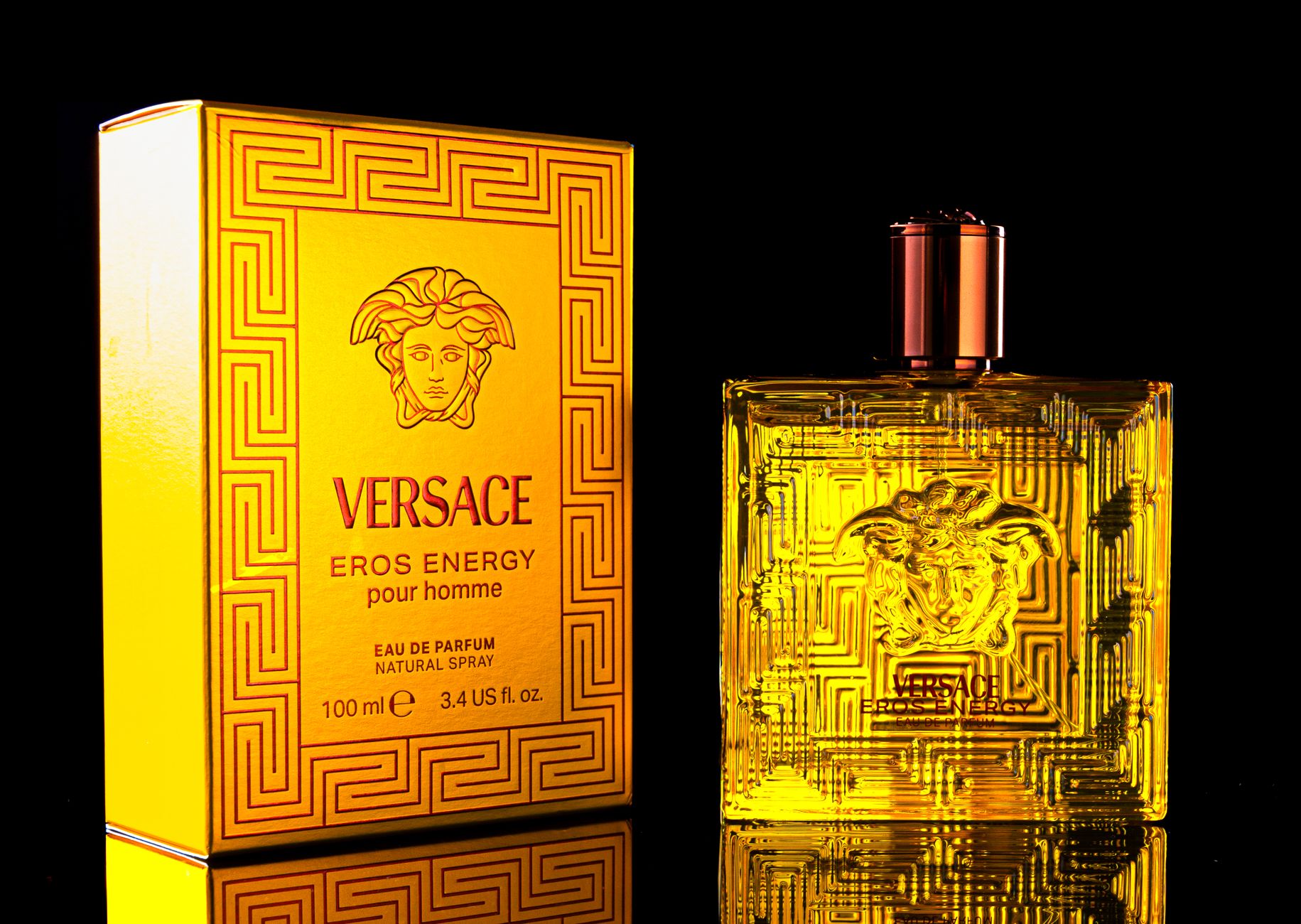 Flacon de parfum et son coffret sur fond sombre