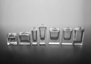 Flacons de parfum élégants alignés sur un fond neutre