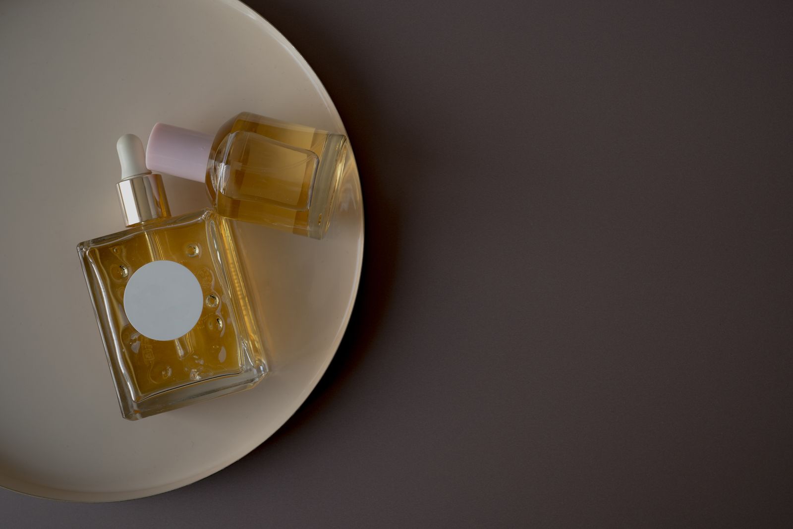 Composition minimaliste de flacons de parfum sur un plateau