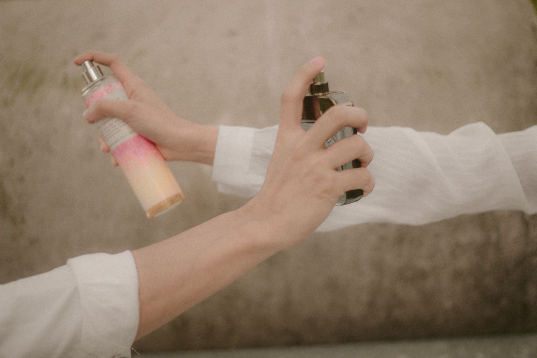 Flacons de parfum tenus et vaporisés à la main