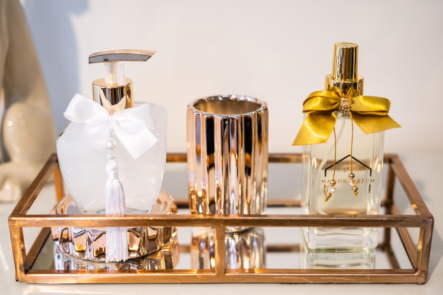 Flacons décoratifs de parfum posés sur un plateau doré
