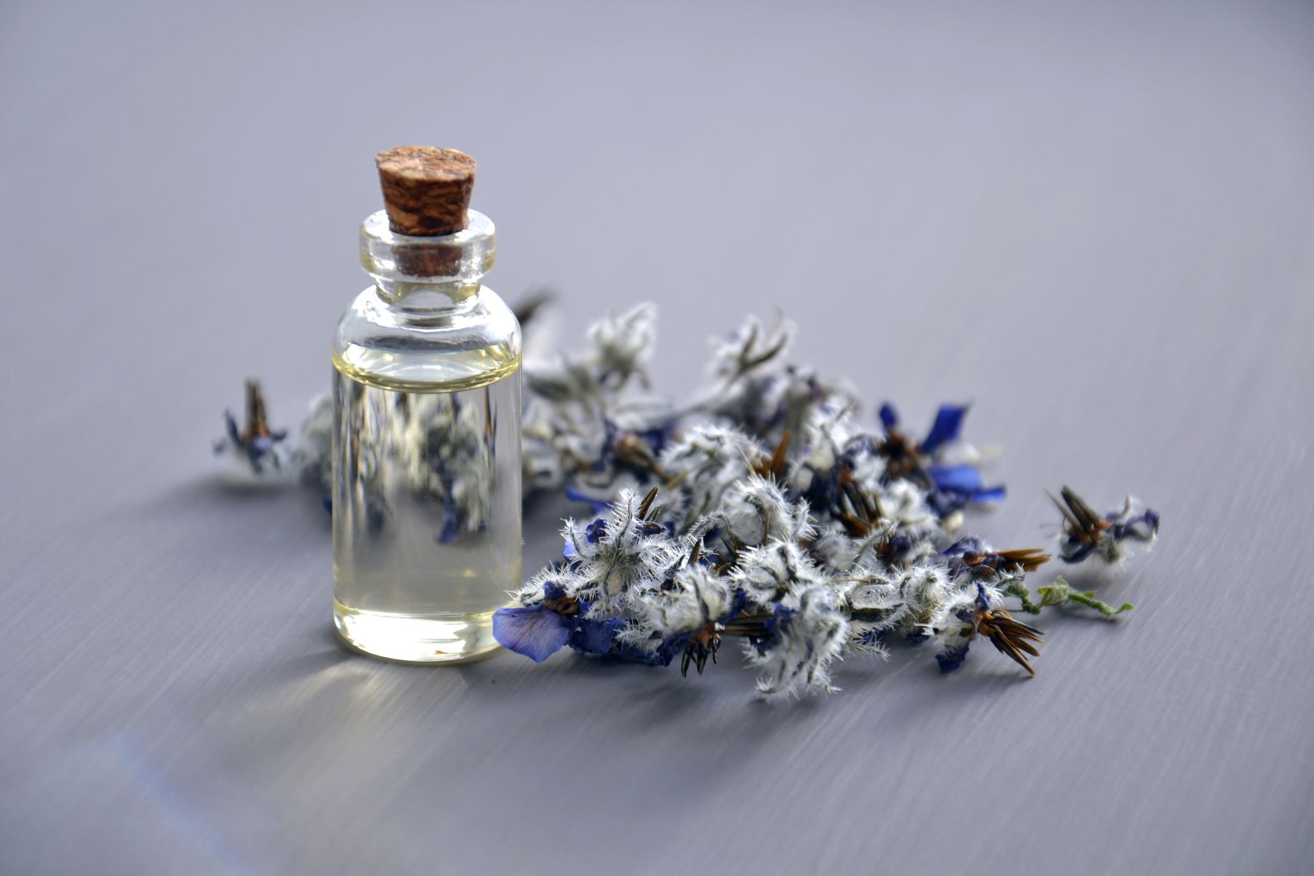 Flacon d’huile de lavande et fleurs séchées