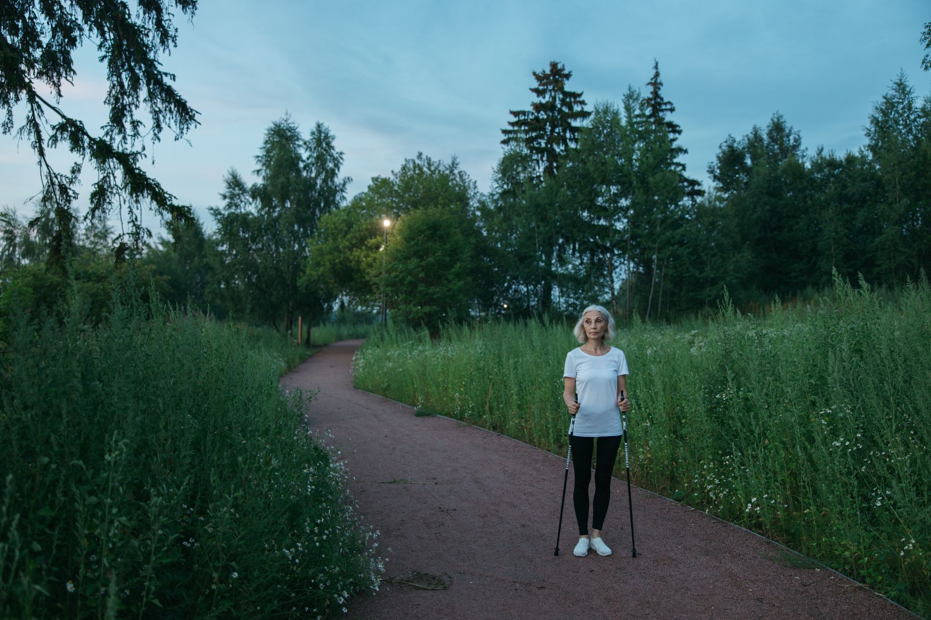 Marche nordique avec bâtons en plein air