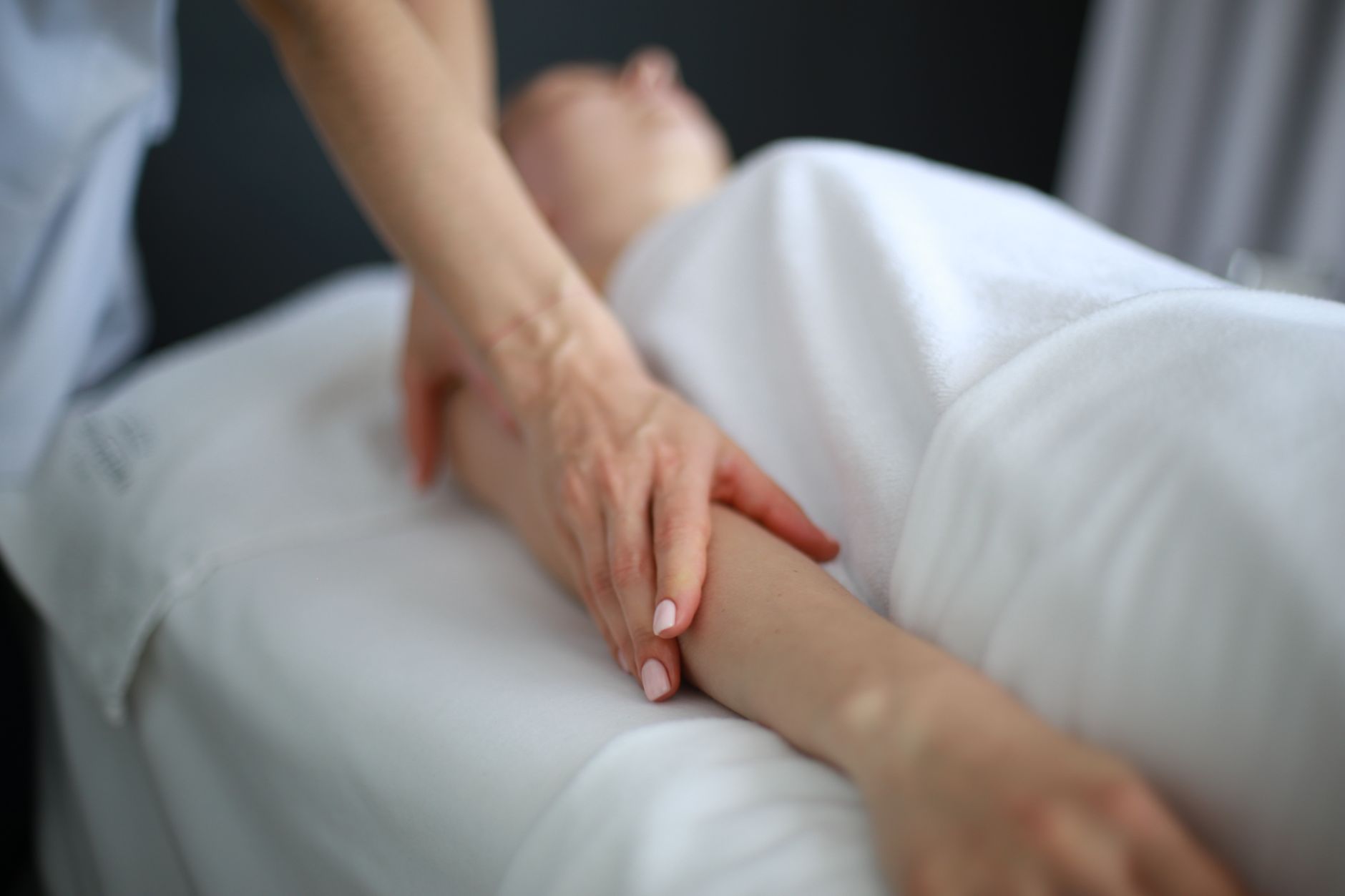 Massage du bras pour détendre la peau