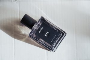 Flacon de parfum pour homme posé sur une surface blanche