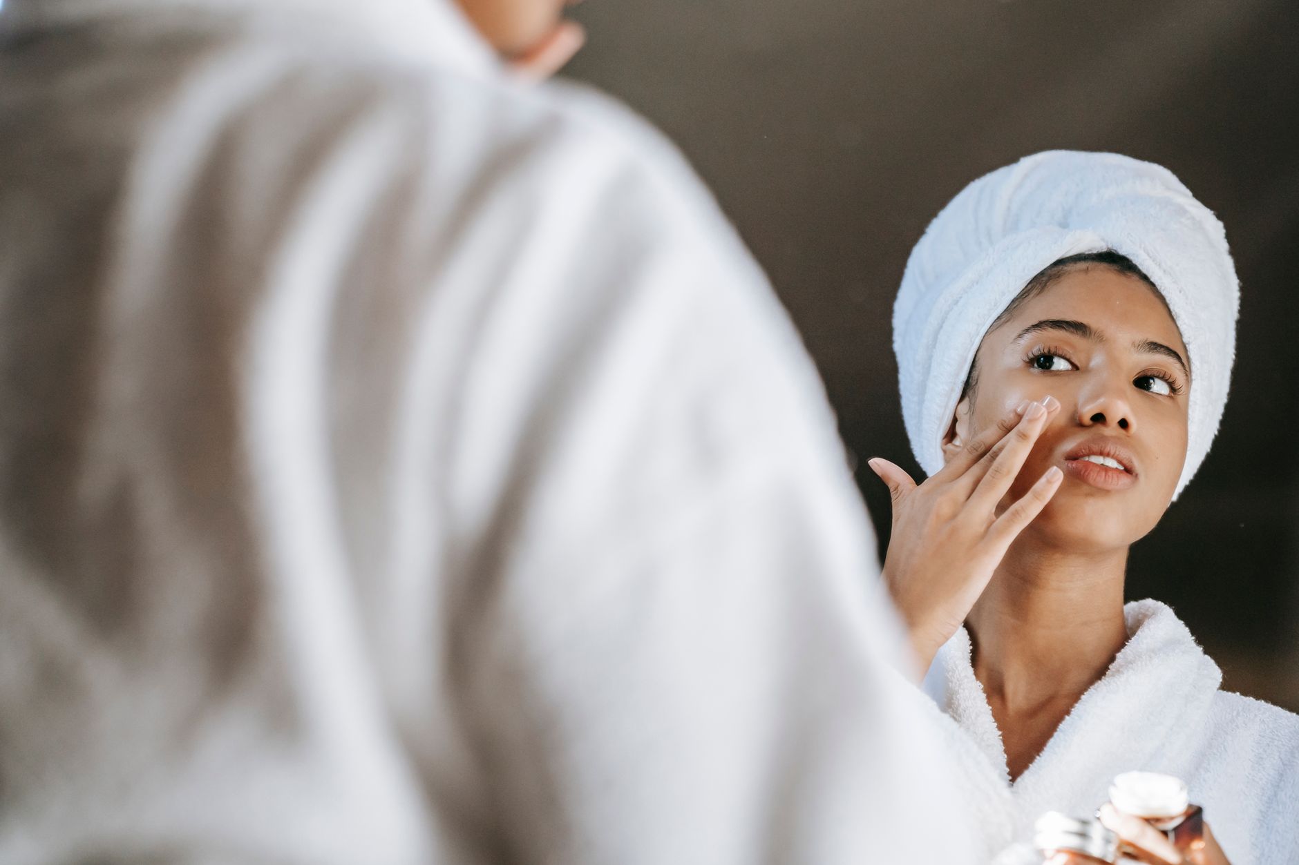Soin du visage en peignoir devant le miroir