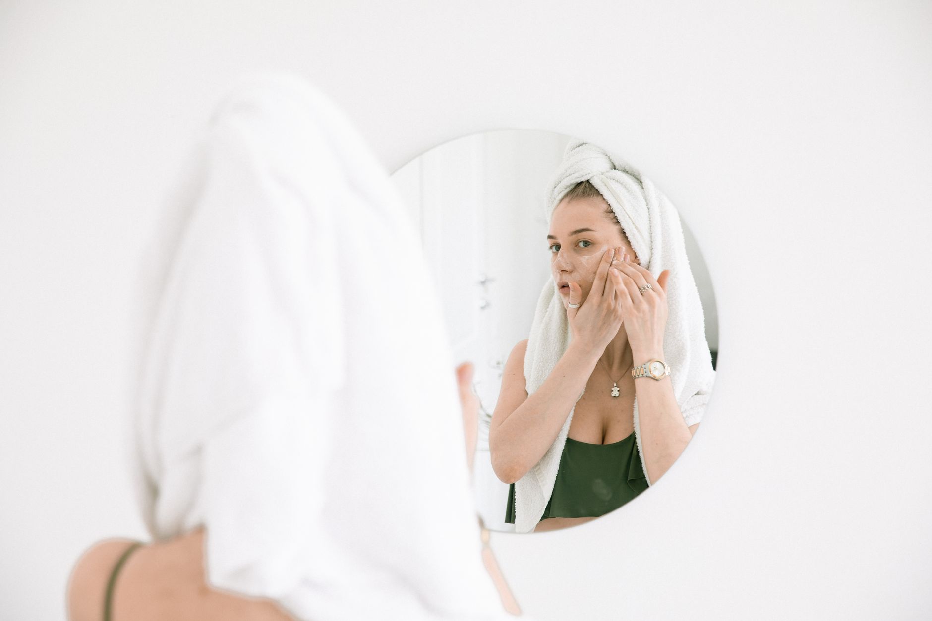 Routine de soin du visage avec serviette sur la tête