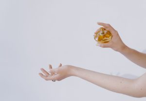 Mains qui vaporisent une eau de cologne